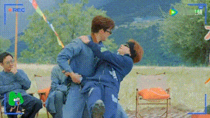 白敬亭转圈摔进王安宇怀里 偶像剧桥段照进现实，两人同框氛围感直接拉满！ ​​​