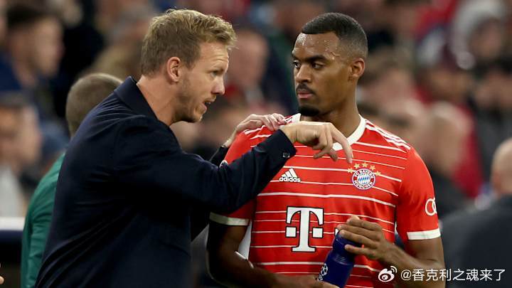 纳格尔斯曼谈格拉文贝赫："他从阿贾克斯转会过来后，处境非常复杂。""在他前面有戈