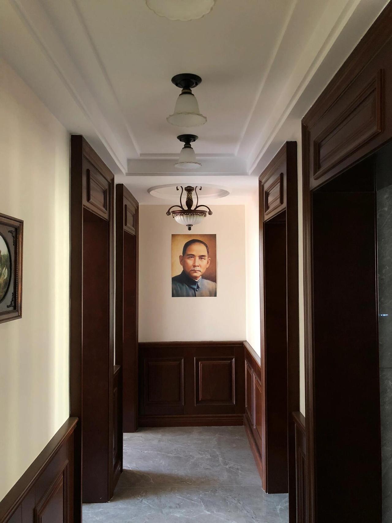 成都一男生晒出刚装修好的家，引发众人各种调侃。有人说：这哪里像普通人家呀，简直就