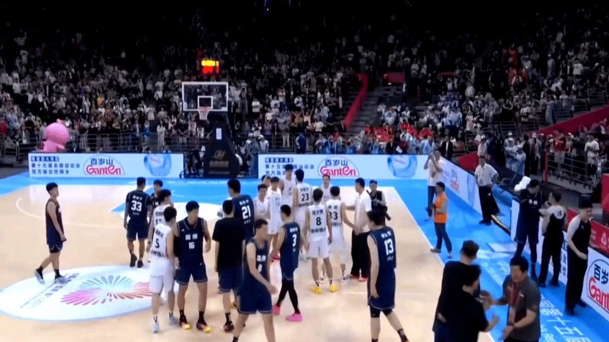 浙江男篮输给广东队那场赛后，吴前带着队友给杜锋鞠躬的画面，好多人看了都觉得暖。杜