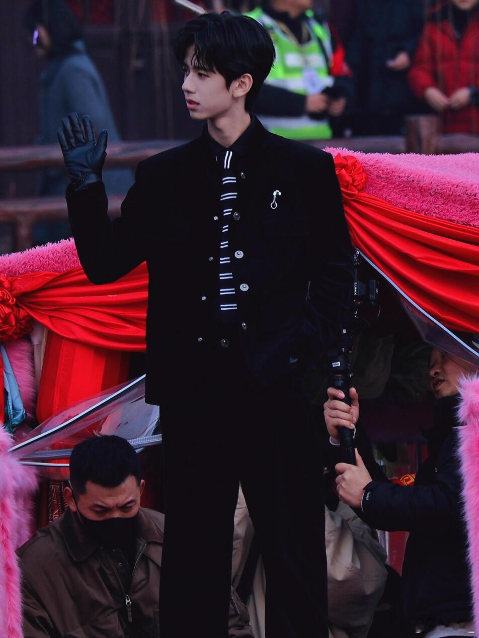 林子烨长开了 观众一路见证的林子烨彻底长开啦！儿时的软萌感渐渐消失，取而代之的是