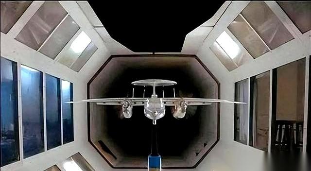 美国人搞高超，最近听说栽了个大跟头。
东西飞着飞着就没了，人都搞不明白。
根子在