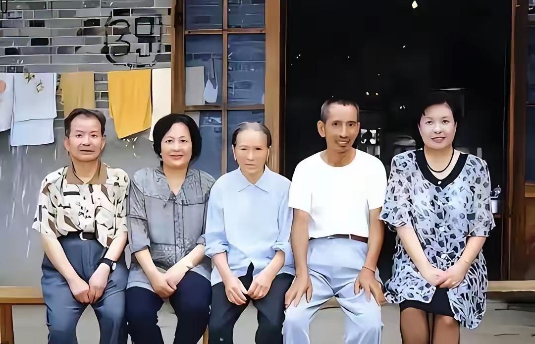 延安红军第一美女、国家高级干部曾志弥留之际，女儿陶斯亮拉住她手追问：妈，你告诉我