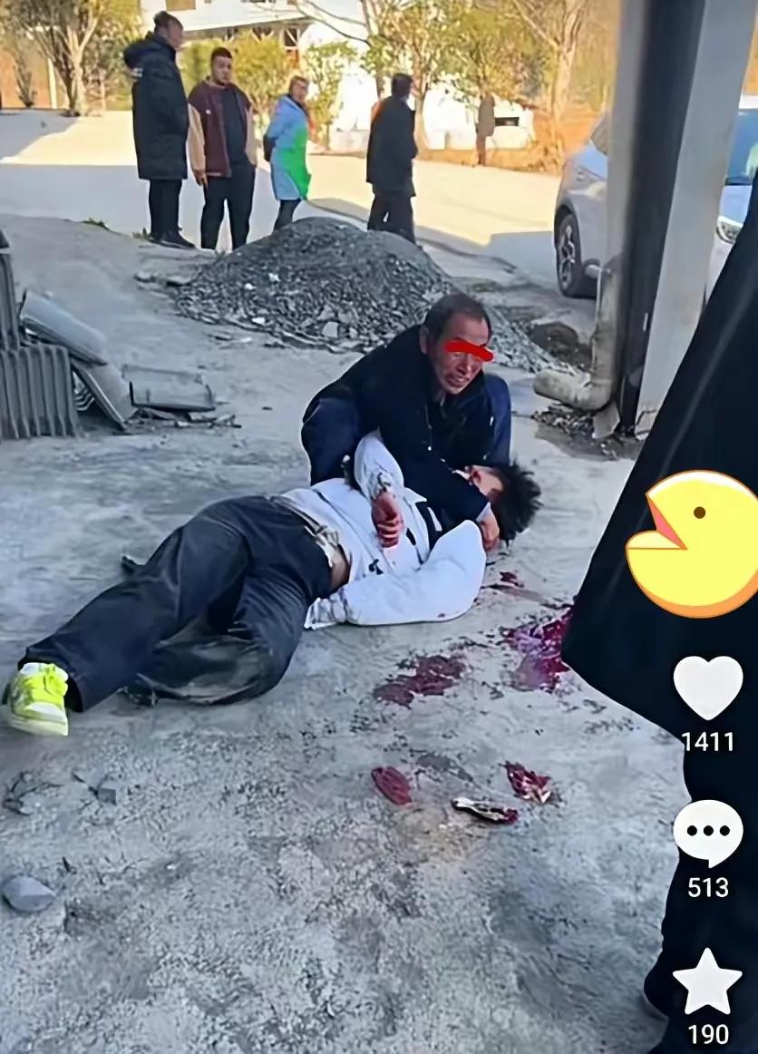 没想到，大年初一，就因为不愿意给后娘拜年的事情，引发了亲爸爸打儿子的恶性事情，真