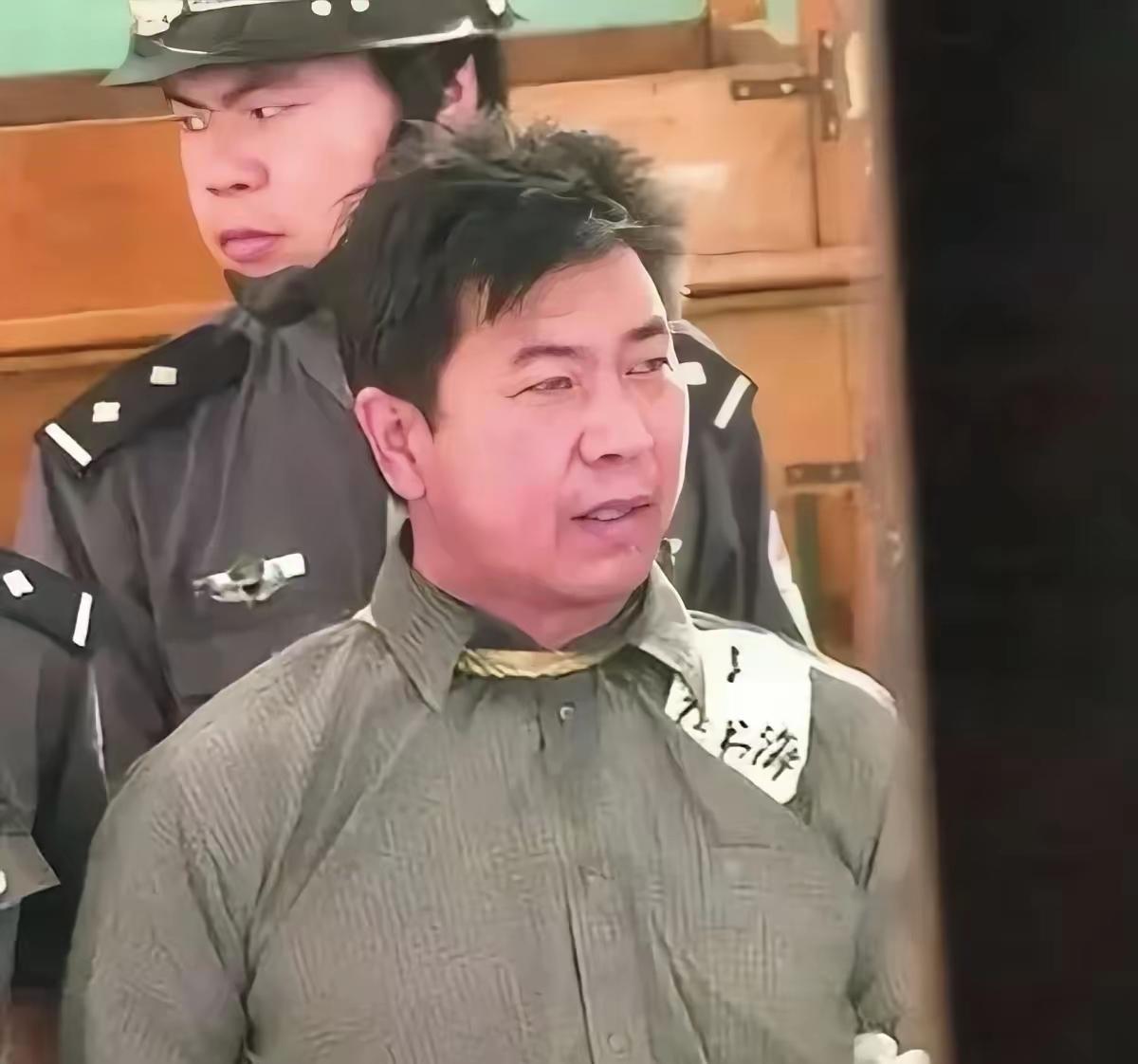 2001年9月，张书海临刑前穿着灰色衬衫、脖子上套着法绳，被两名武警紧紧架住双臂