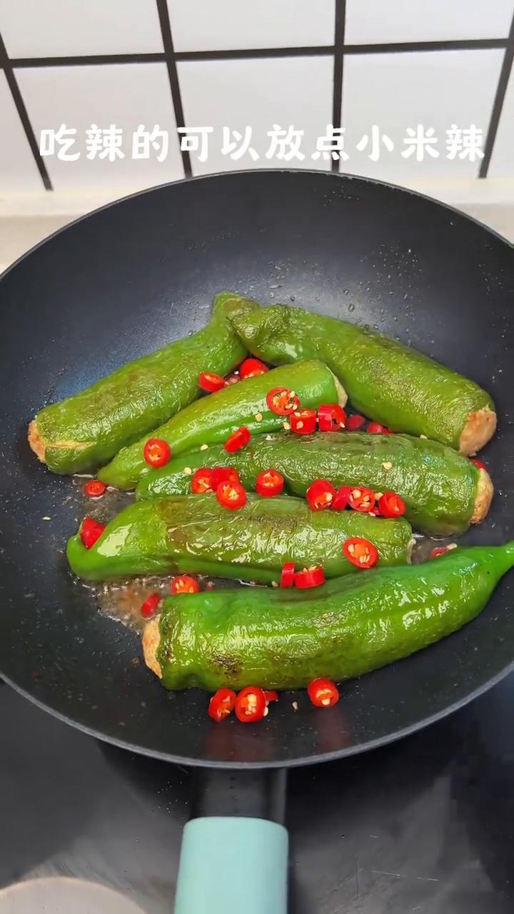 ·青椒去籽，肉馅挤进青椒里，把肉馅底部煎定型不容易散。
·青椒煎至虎皮状，吃辣的