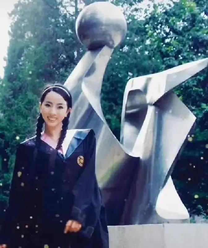 2023年10月，央视主持人李思思突然宣布离开工作了13年的岗位，开启全新挑战。