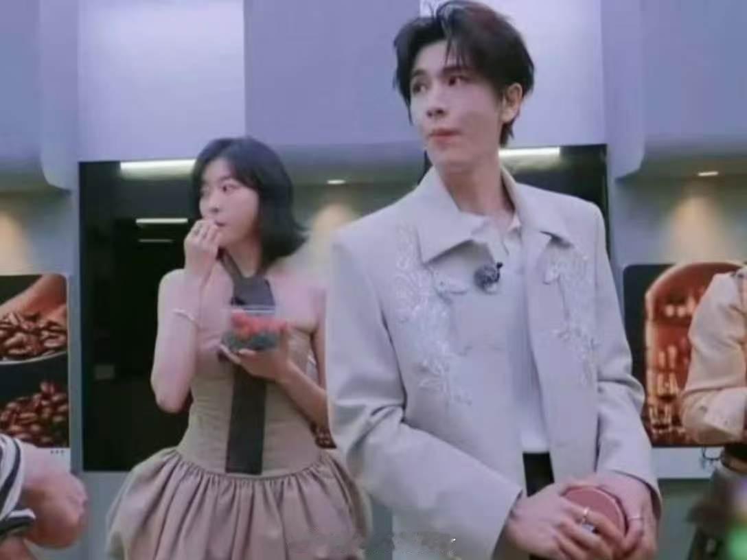 张凌赫很喜欢叫姐妹张凌赫对孙千叫姐妹 张凌赫的待人称呼细节很加分，和女嘉宾相处时