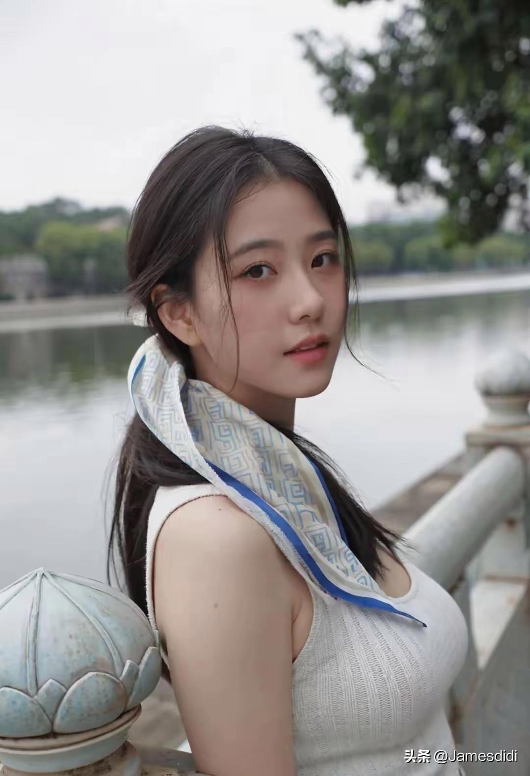女人额头宽不愁吃喝穿。
都说额头开阔的人，心胸豁达，福气自来。
不用追着辛苦奔波