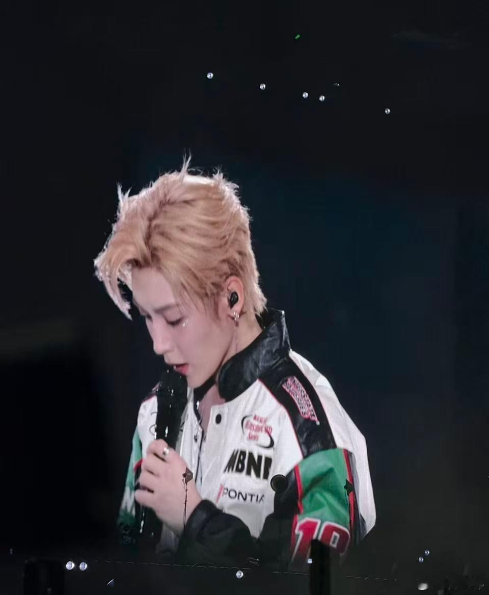 侯明昊妆造没有瓶颈期侯明昊金发小王子 少年璀璨夺目，舞台光芒万丈，不负所有期待侯