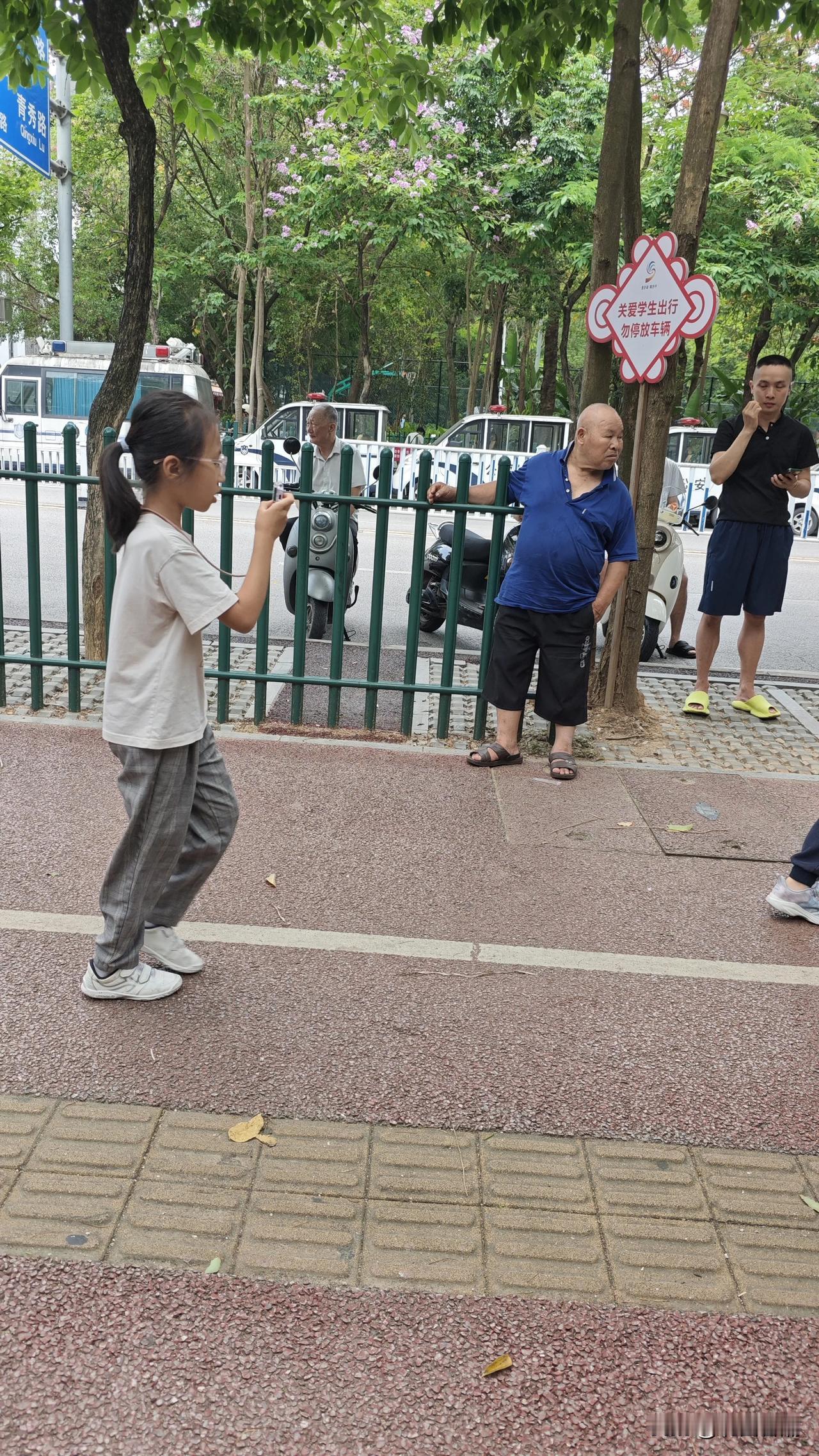 大统领的新闻官，刚刚参加完国宴，到家换上便衣就出来接孙子了？