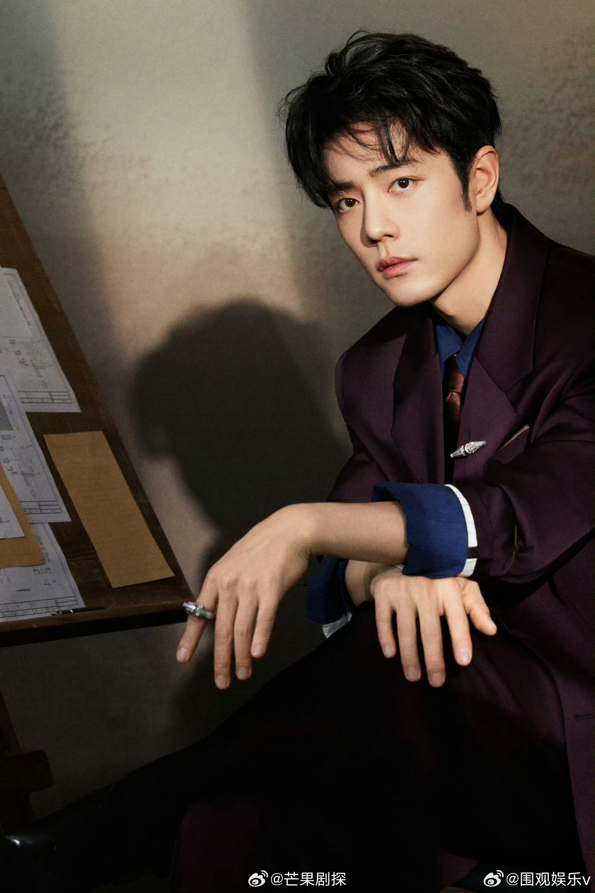 肖战西装男帝肖战戴关节戒 西装完全是统治区啊 