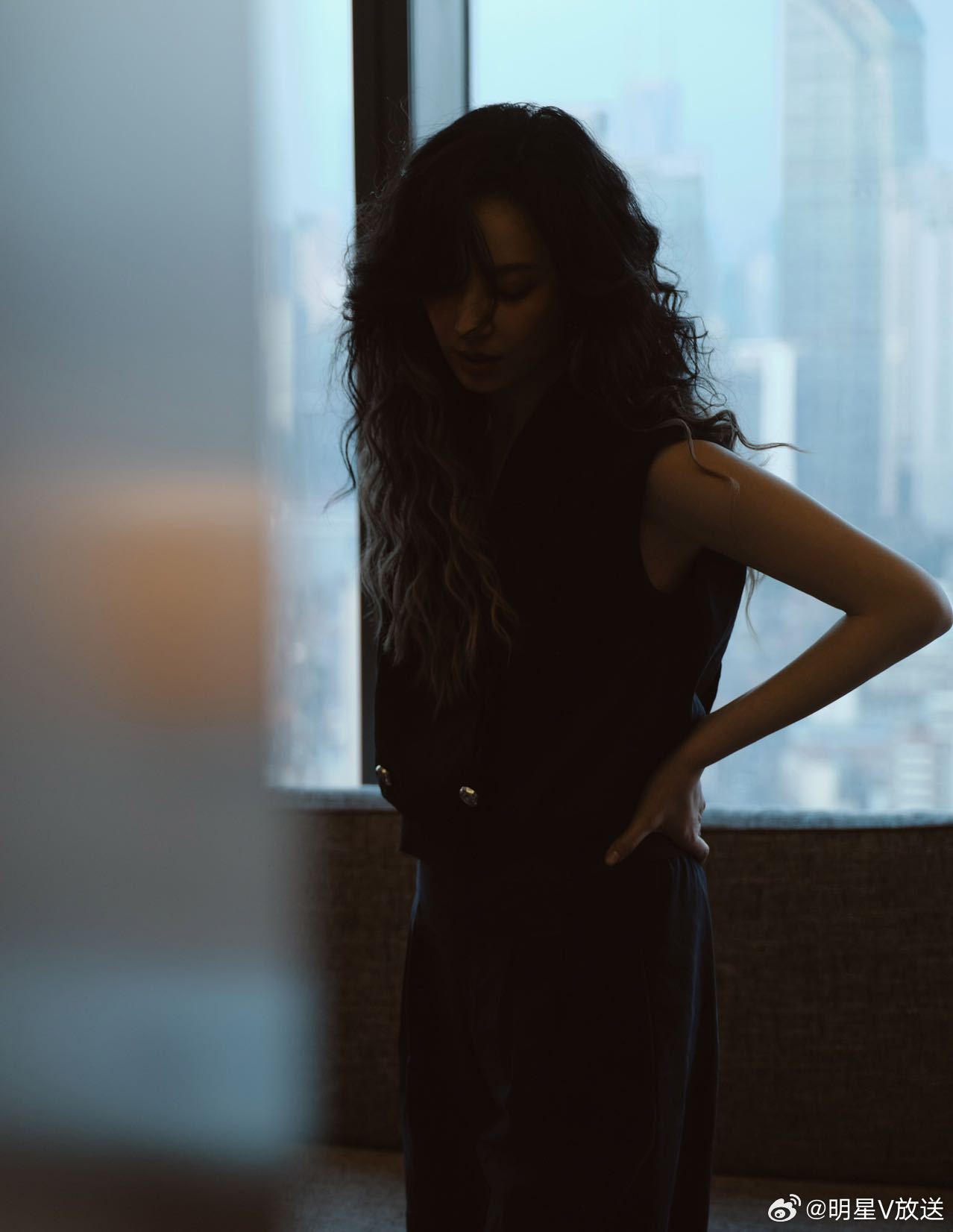 郑希怡45岁状态郑希怡上海时装周看秀造型🈶️港风卷发一出场，那种又飒又美的气场