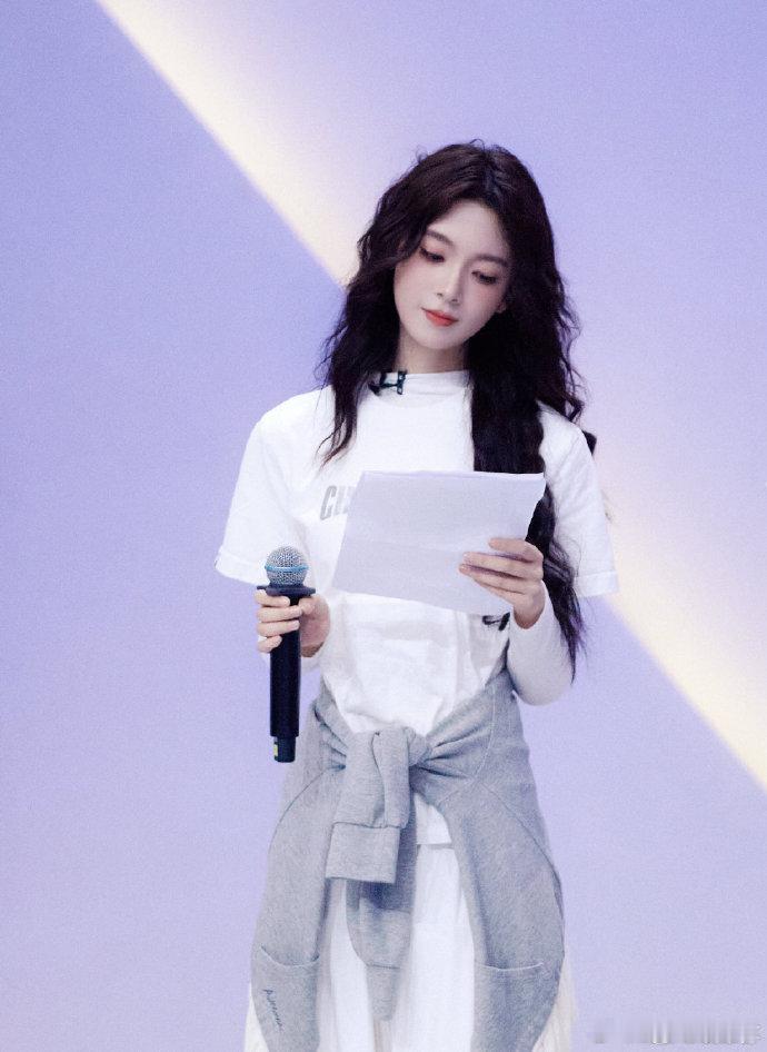 陈瑶把孤单北半球练成被肯定的北半球从初舞台的紧张到二公的从容，她把一首孤单的歌唱