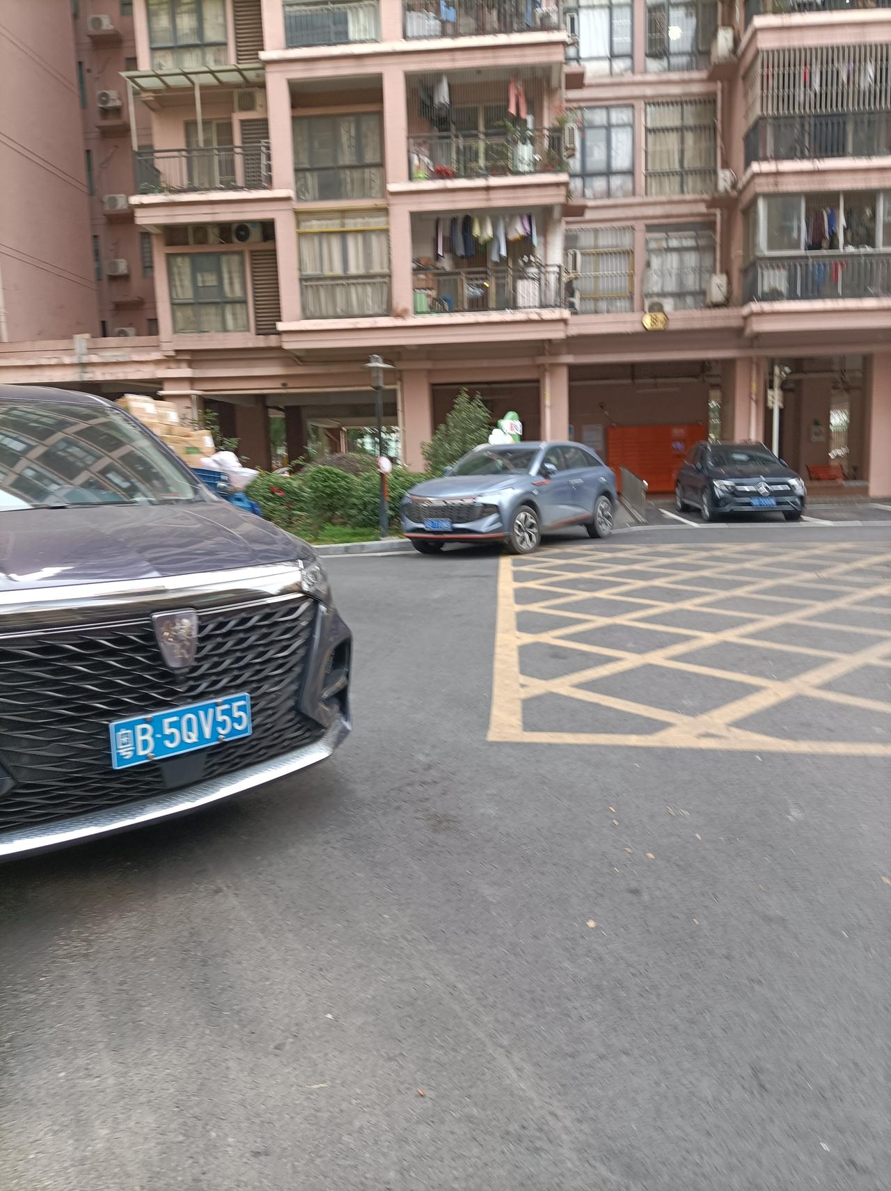 一张图证明冬天来了这几天深圳的气温也很低，有点冷，一早小区里也很少有人！