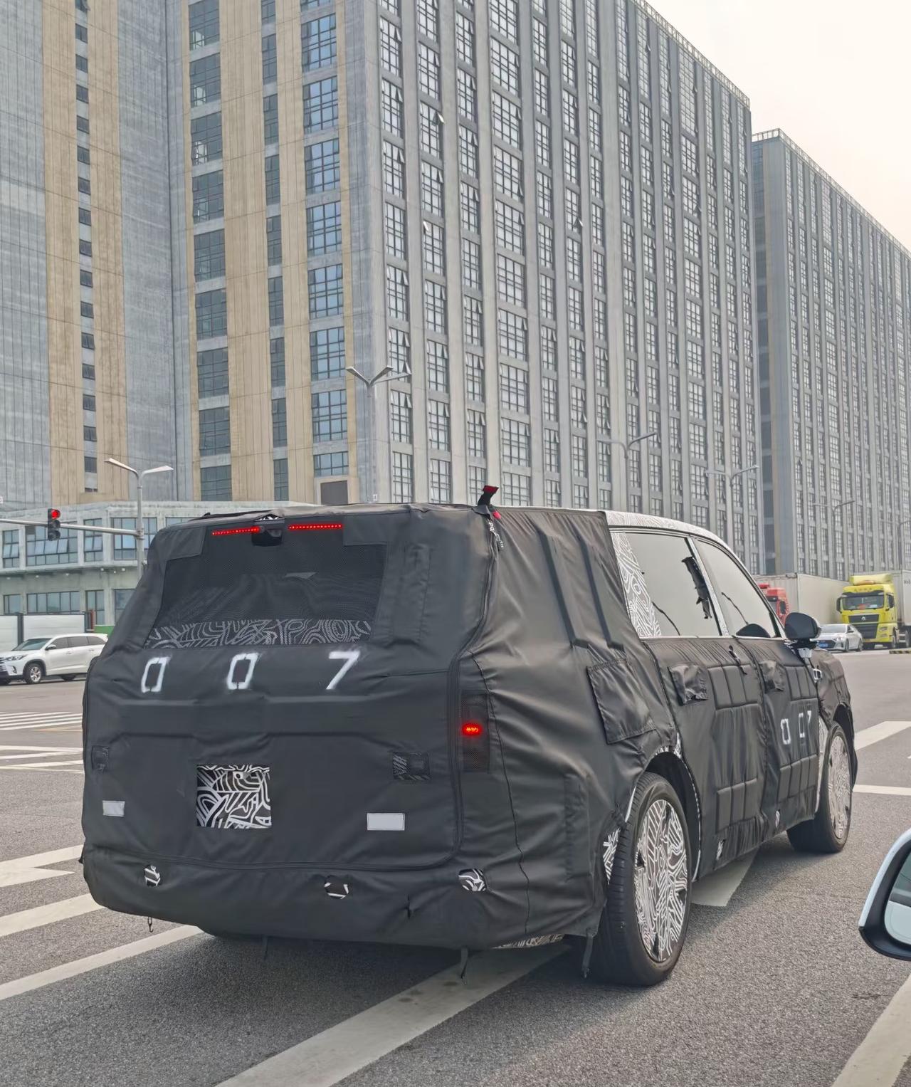 目前可以确认，小米至少有两款“大型/中大型 SUV”已在上市倒计时：
1.  纯