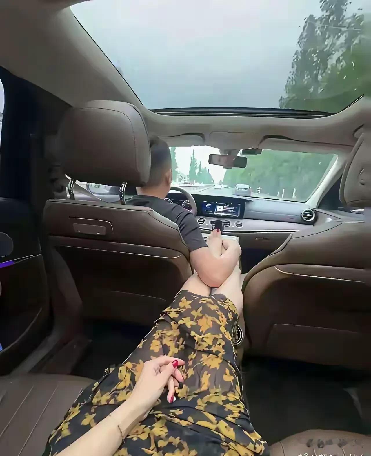 为了老公开车不犯困，老婆也是使出了绝招！问题是，这样就安全了吗？
这样开车，老公