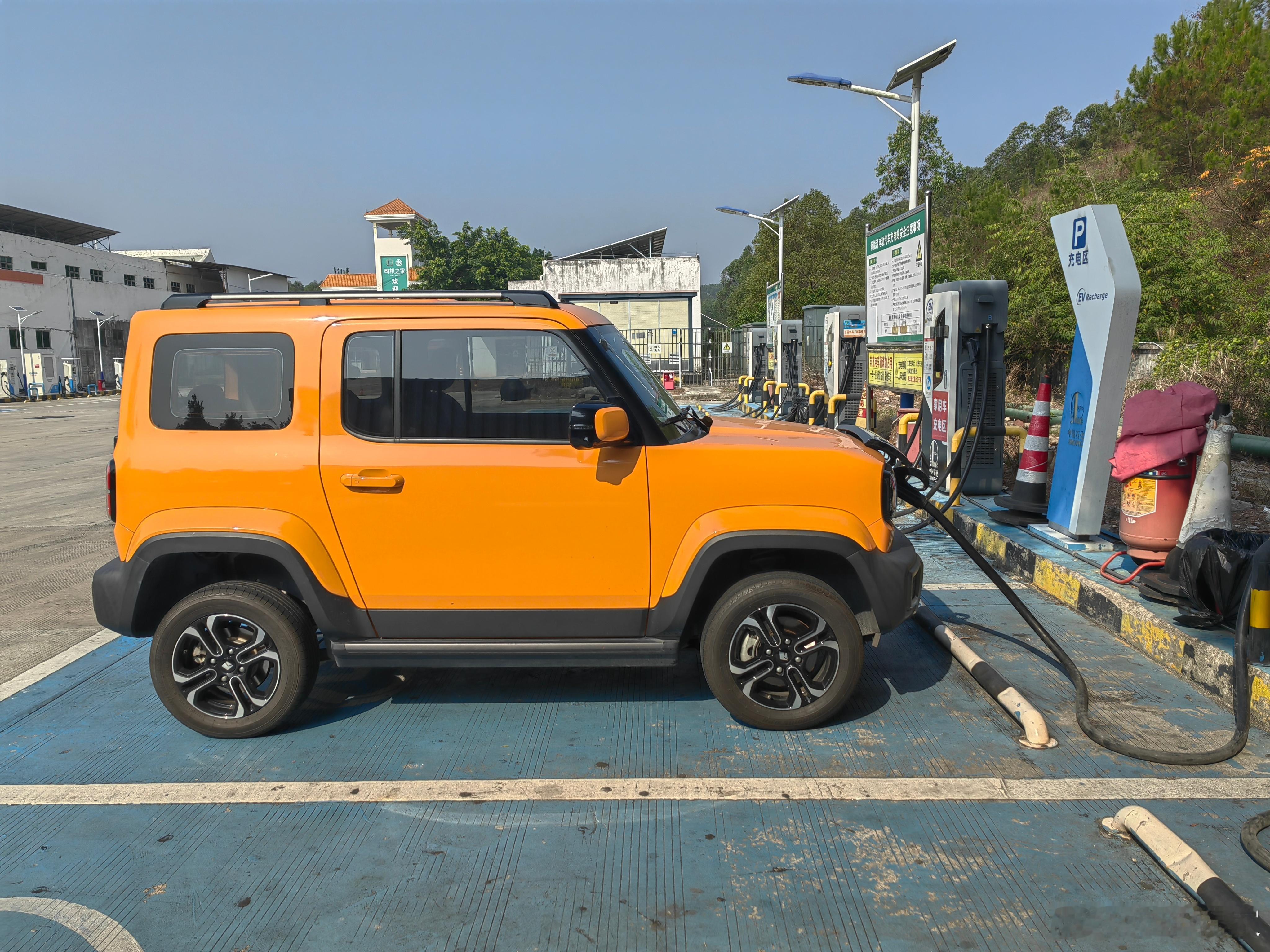 这几天我到了广西探望朋友，还是开小悦也过来，在广西的高速公路，上山下坡的幅度比广