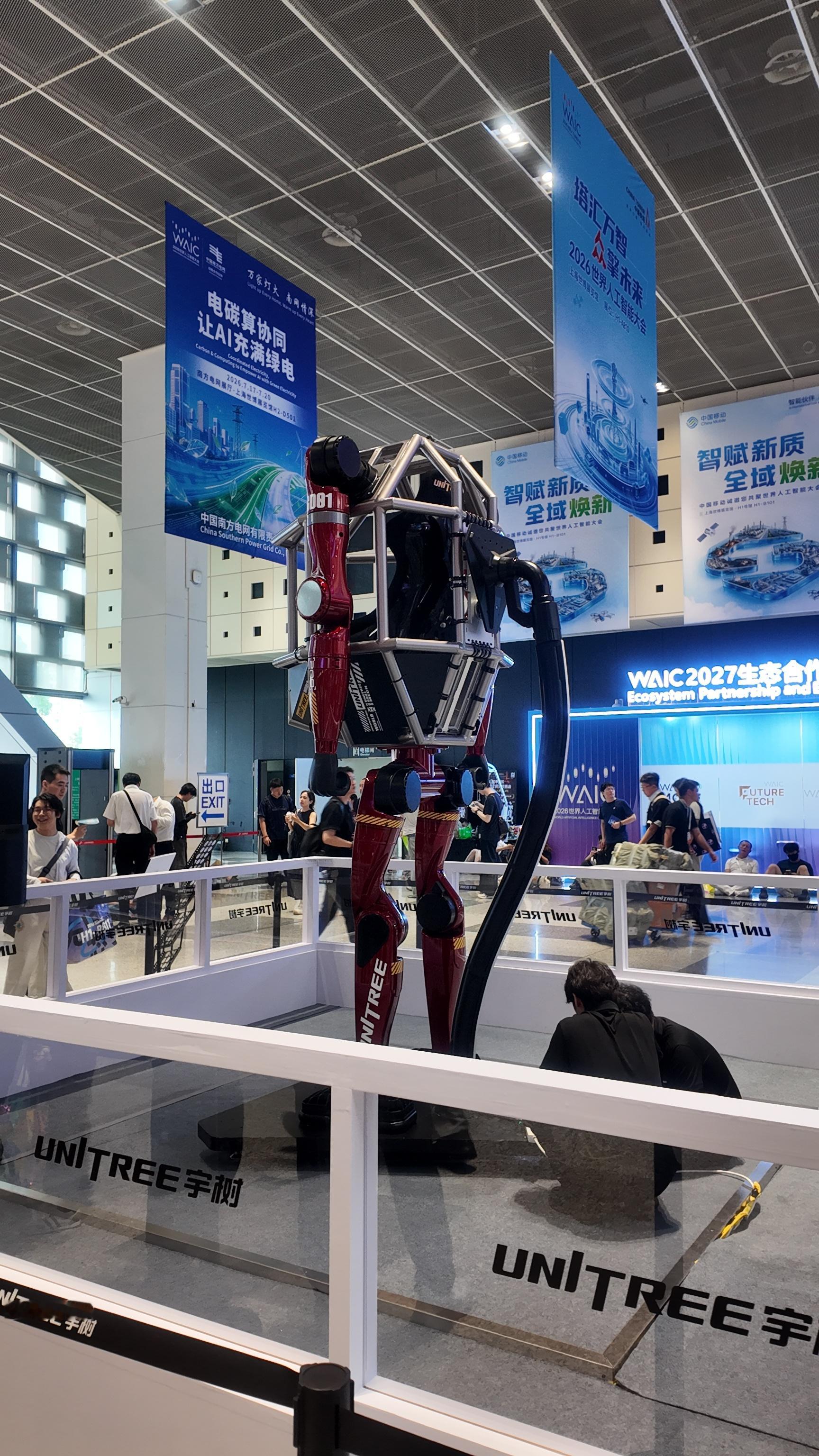 起猛了看见高达机器人了WAIC2026 现场来报道，宇树科技这个展台今天真是人山