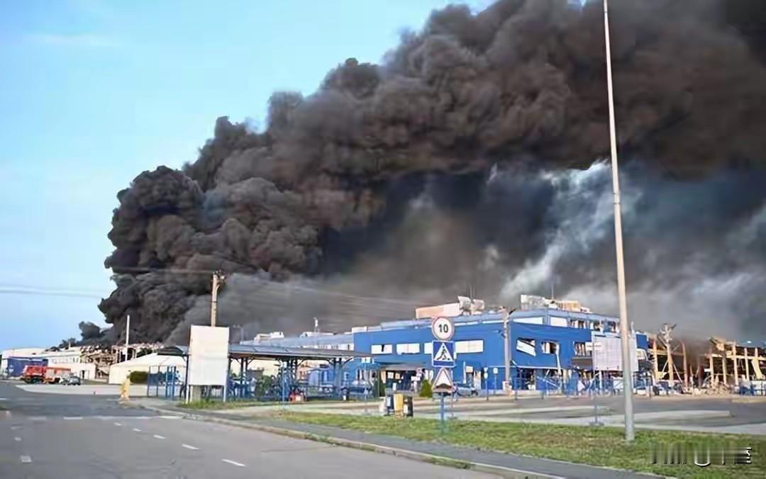 打脸美国优先！俄军炸穿美国粮商巨头，告诉资本美国庇护不好使
 
东欧平原一声巨响