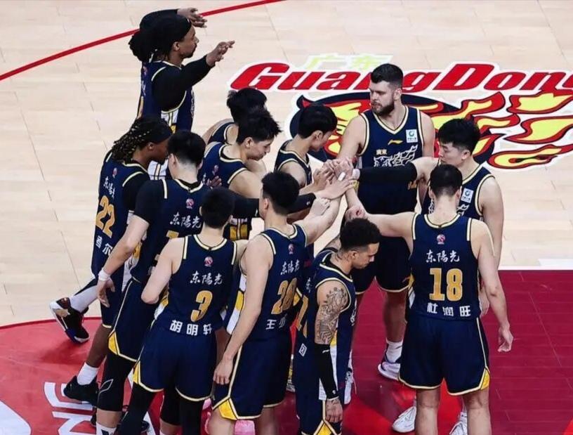 内忧外患！广东男篮休赛期迎来多重考验
 
广东男篮当下正面临不小的挑战，球队遭遇