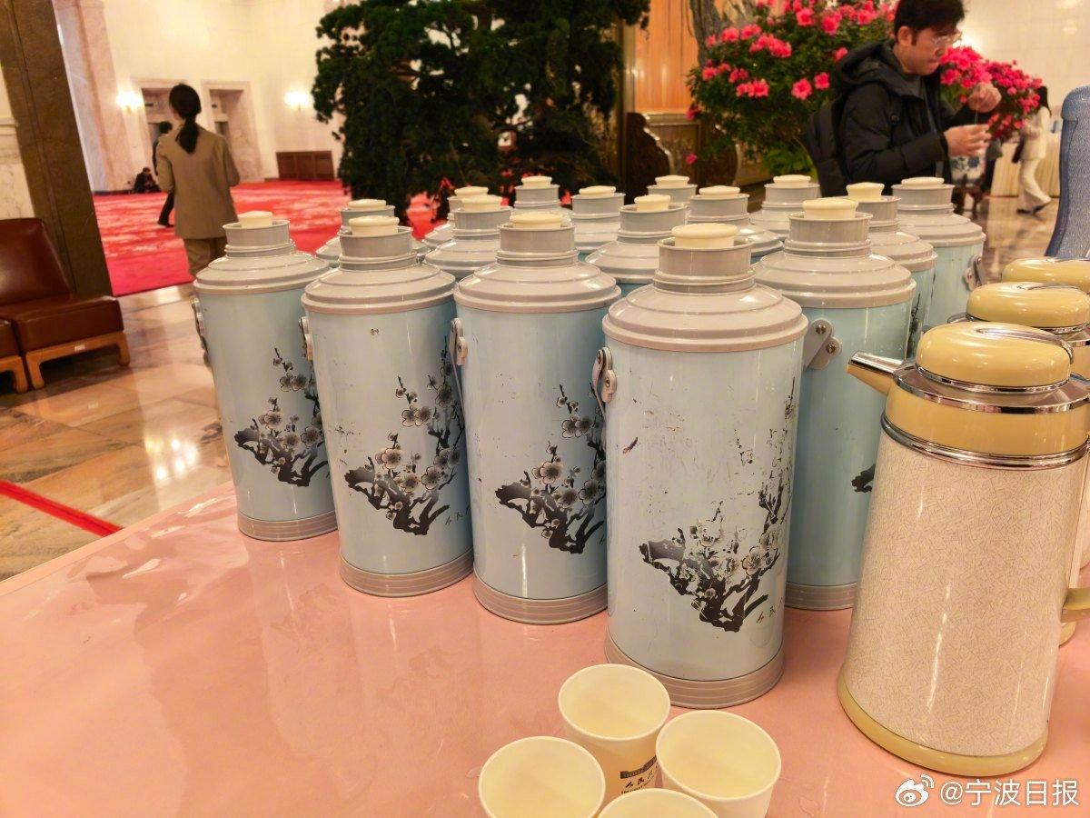 人民大会堂热水瓶用了30年，小细节里藏着大作风🔥
 
全国两会期间，人民大会堂