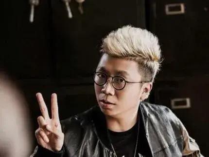 一次访谈中，主持人问陆毅：“你曾拒绝出演《人民的名义》，是因为片酬太低？”陆毅：