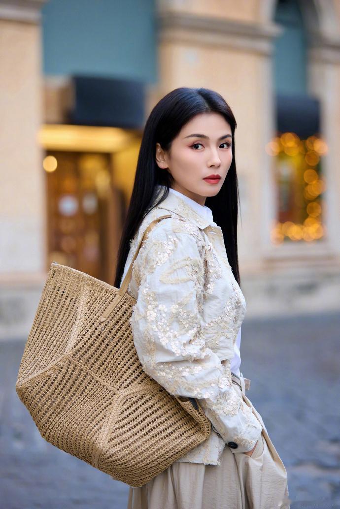 是谁在星光之夜现场淡定分享用车体验，还不忘展现“老钱风”优雅？当然是刘涛妈咪！刘