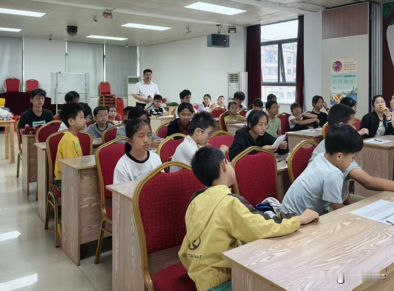 周末参加学习的孩子是优秀的，社区关爱活动满足了孩子们的需求，帮助父母完成了疑惑，