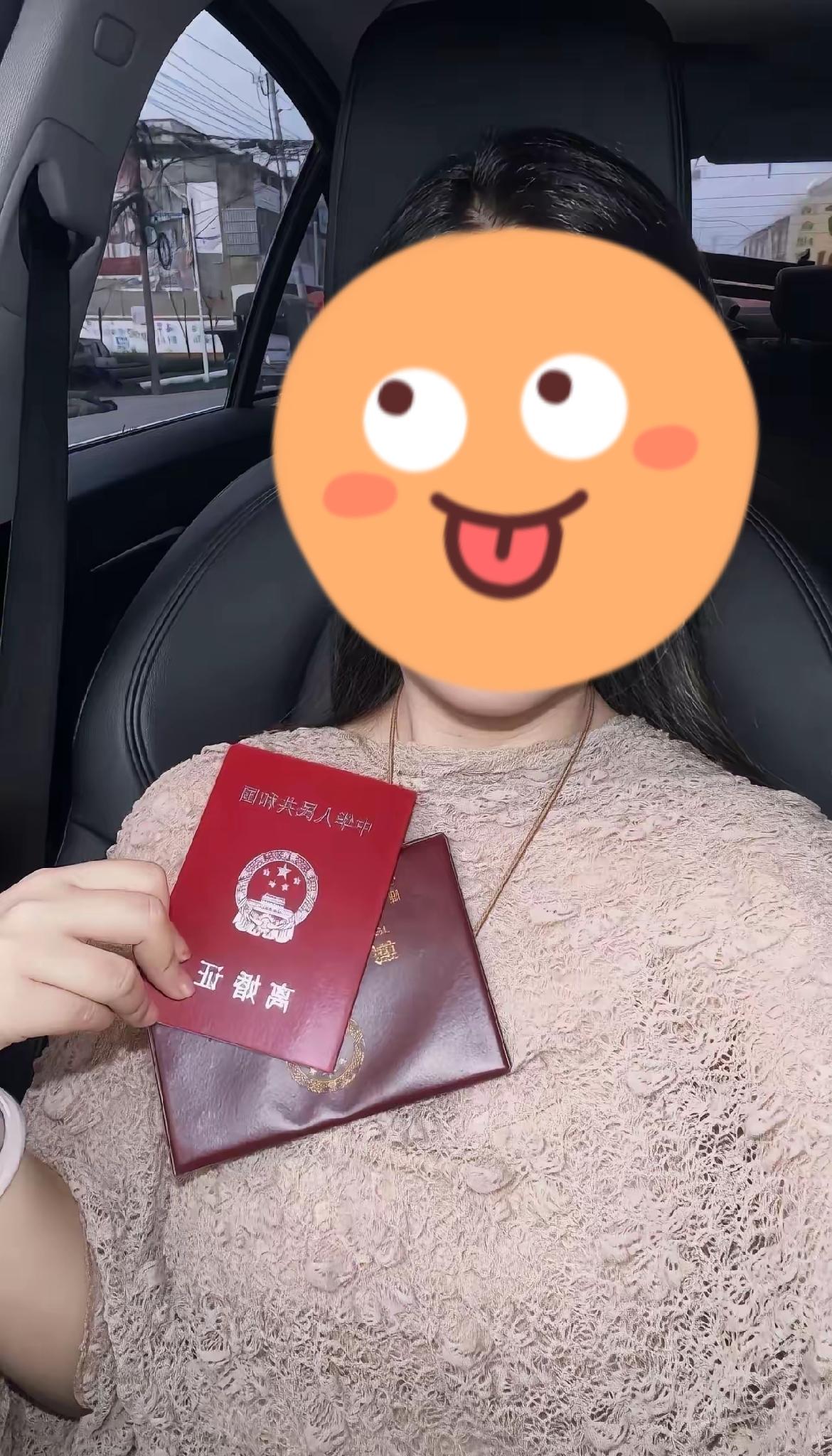 实在搞不懂为什么女的离婚了都要晒一晒离婚证？

结婚的时候晒一晒，我是可以理解的