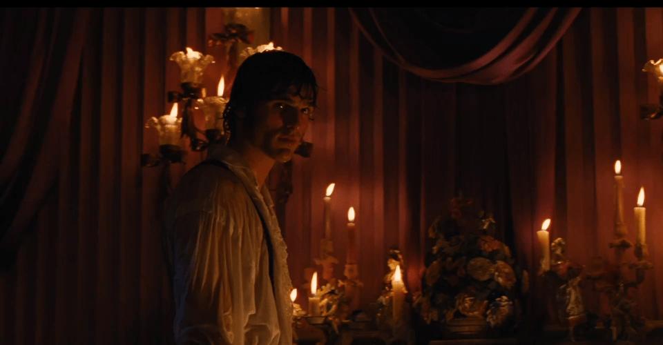 新版《呼啸山庄》一秒钟都没脱，却拍出了满屏的爱欲。
导演把镜头怼在希斯克利夫和凯