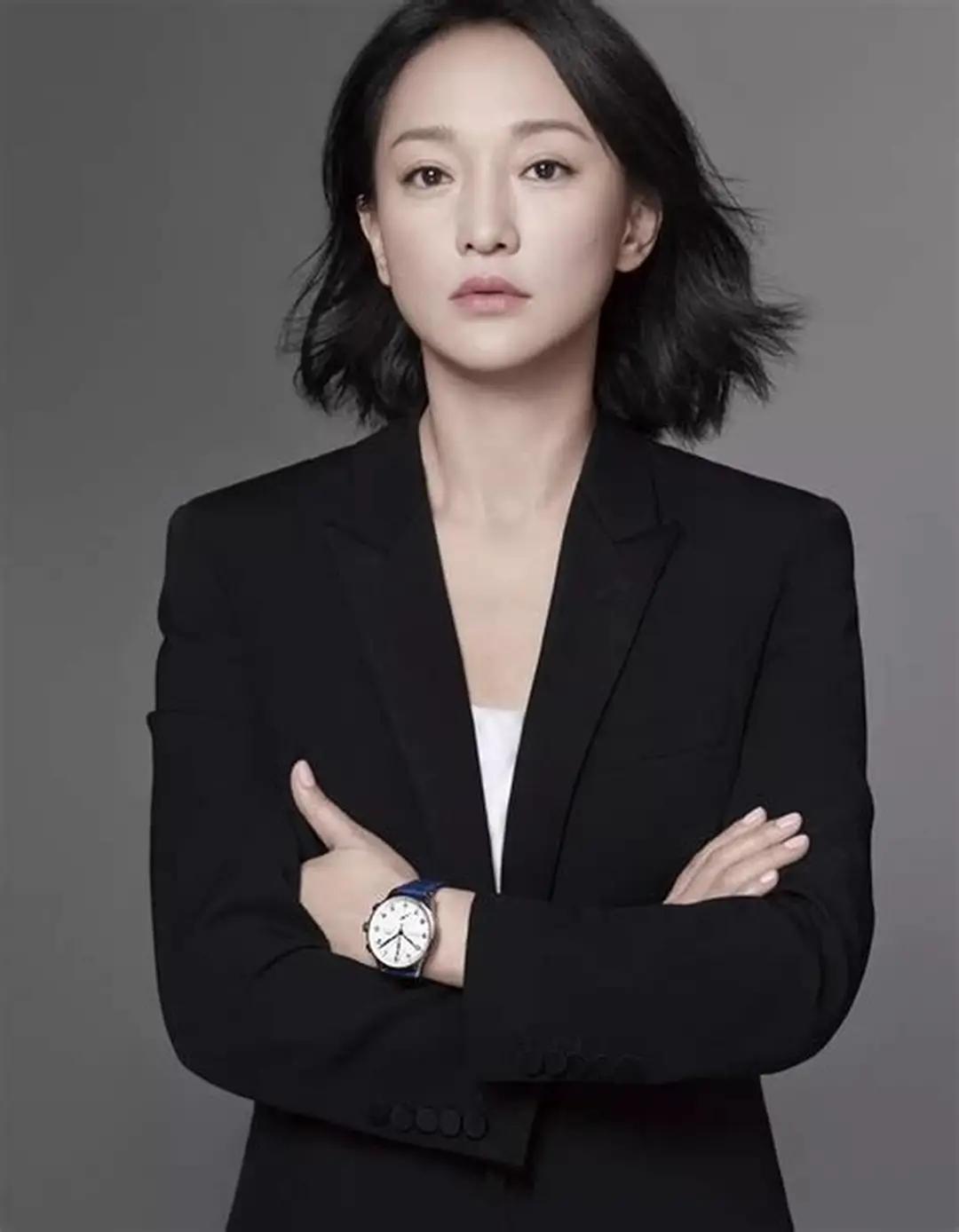 谁还记得那位国民女神？如今51岁依旧单身，活成了内娱“反焦虑天花板”！
周迅受父