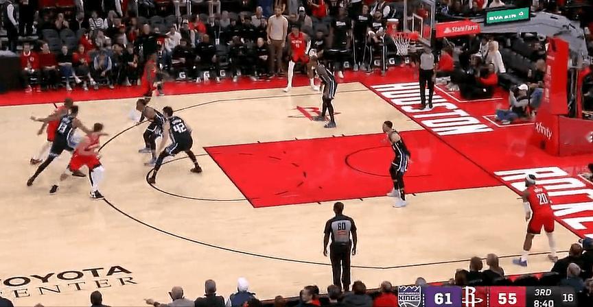 夸张！阿门蹭一下就飞天上去了！
在今天NBA常规赛火箭对阵国王的第三节比赛中，阿