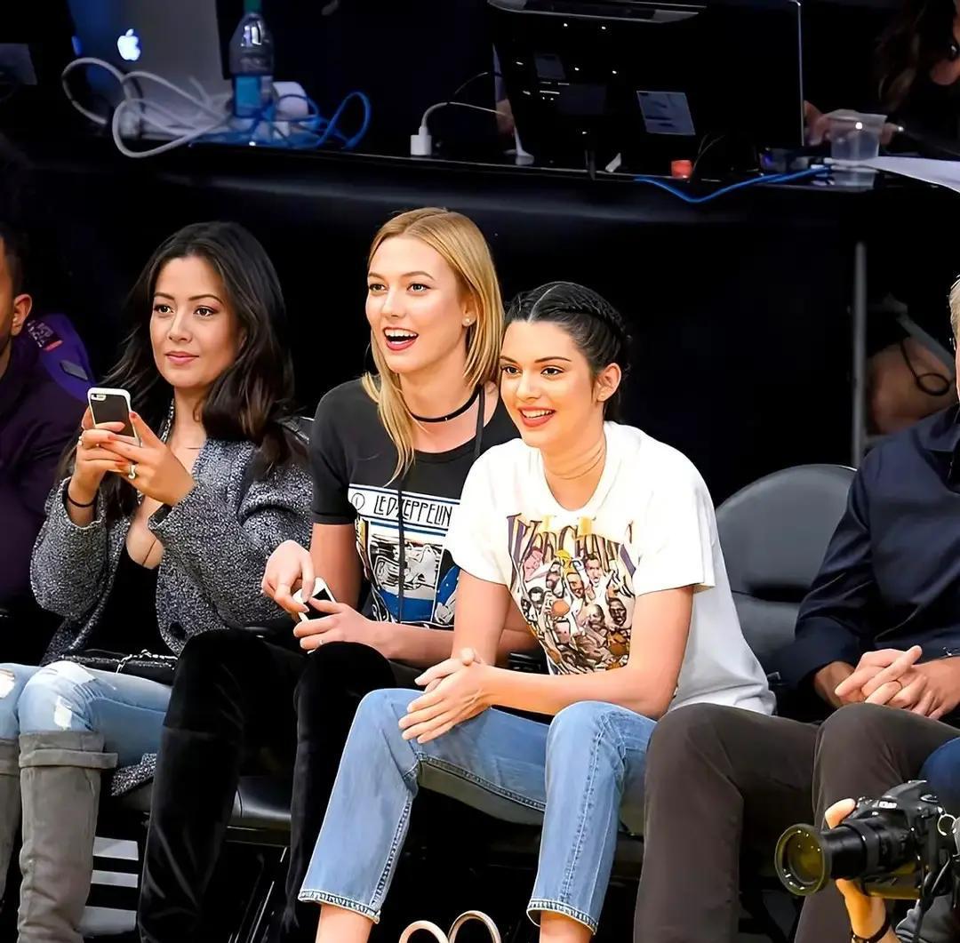 破洞牛仔裤彻底凉了
 
巴黎世家2025春夏秀场，17套反穿造型零破洞。深色原牛