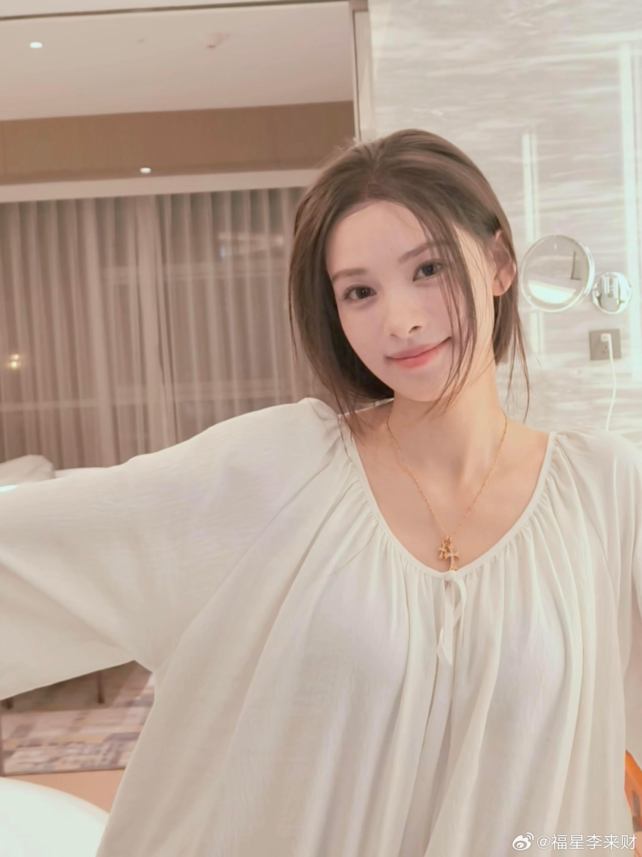 娜扎张艺上美女的朋友圈还是美女在更新换代极快的娱乐圈，新人向前辈请教并不稀奇，稀