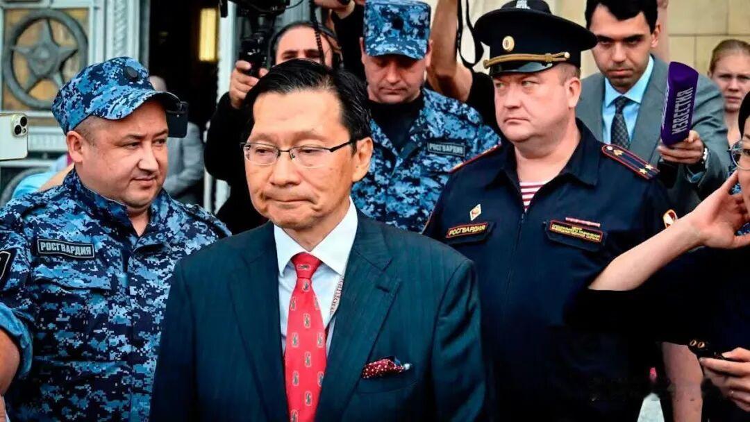 日本大使被叫去挨骂，25分钟脸色铁青。8月13日，普京破天荒第一次登上南千岛群岛