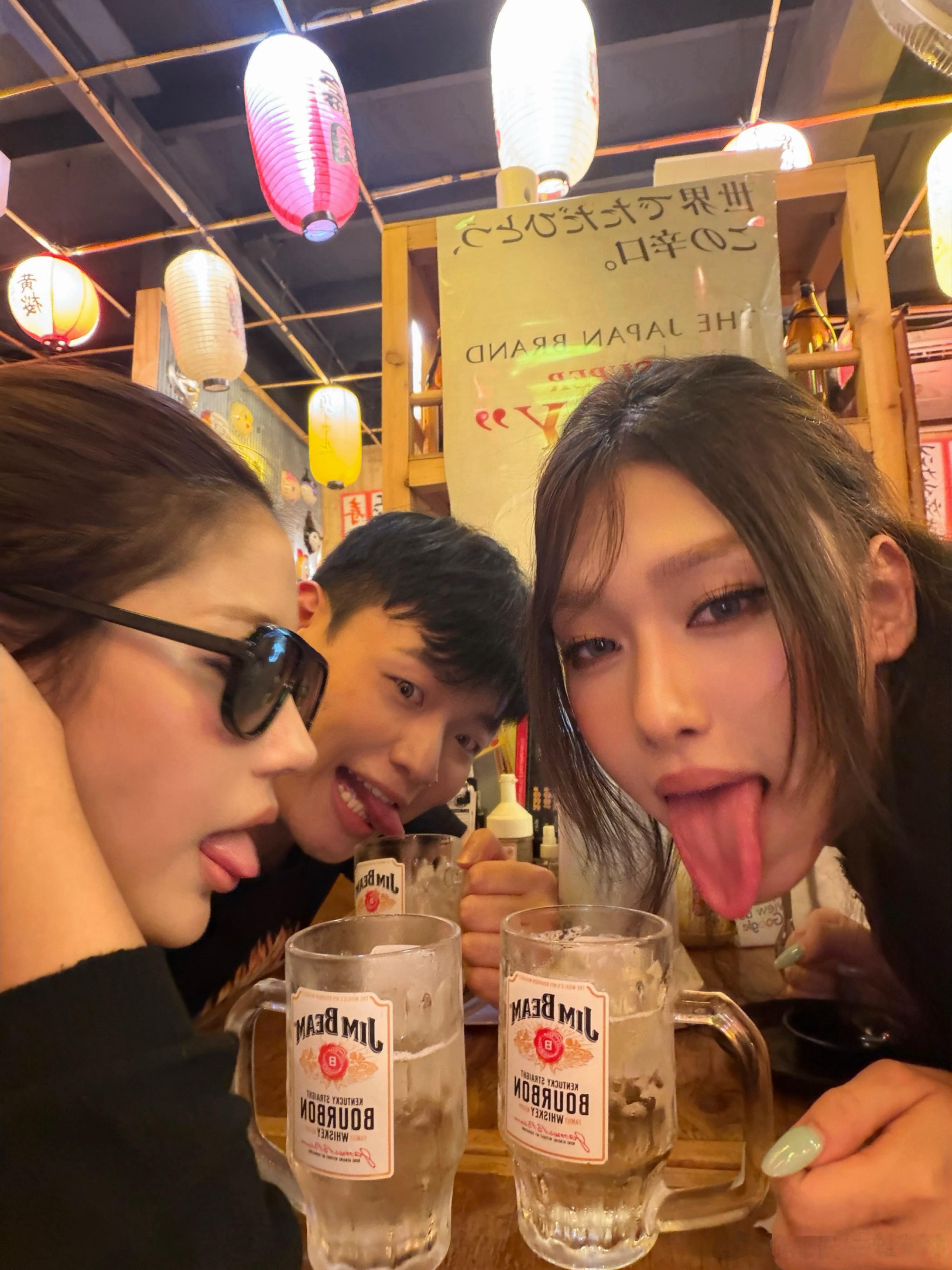 和这两个人绝战一下嗨棒