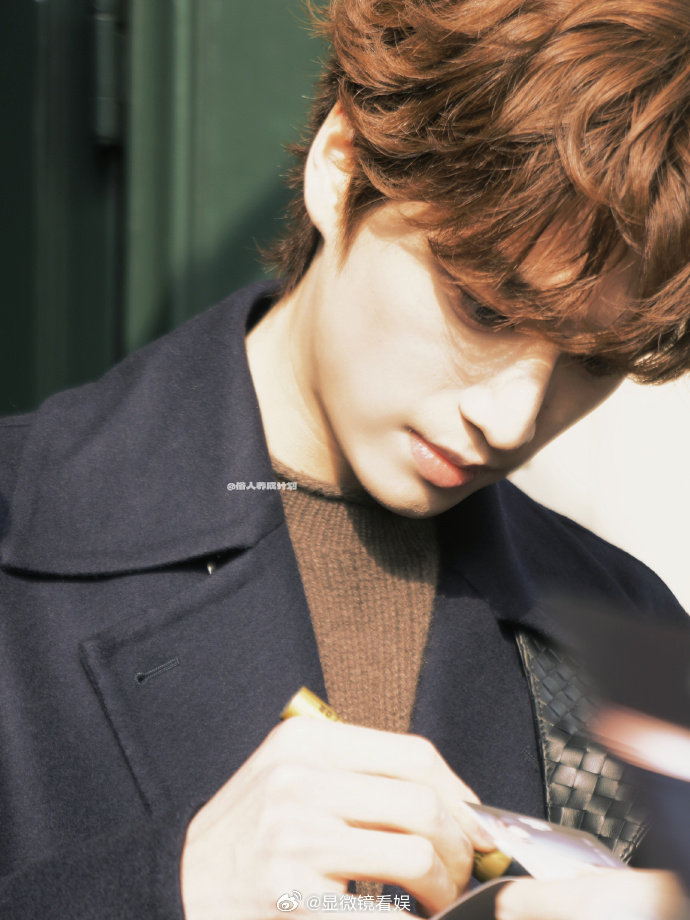 张康乐卷毛和背头的温度差 米兰造型鲨疯了！背头是冰雕daddy气场全开，卷毛是奶