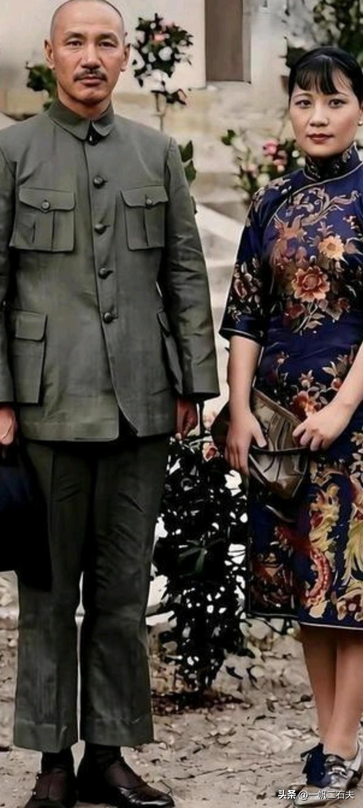 蒋中正与宋美龄的真实照片     
       1934年6月16日，蒋中正在