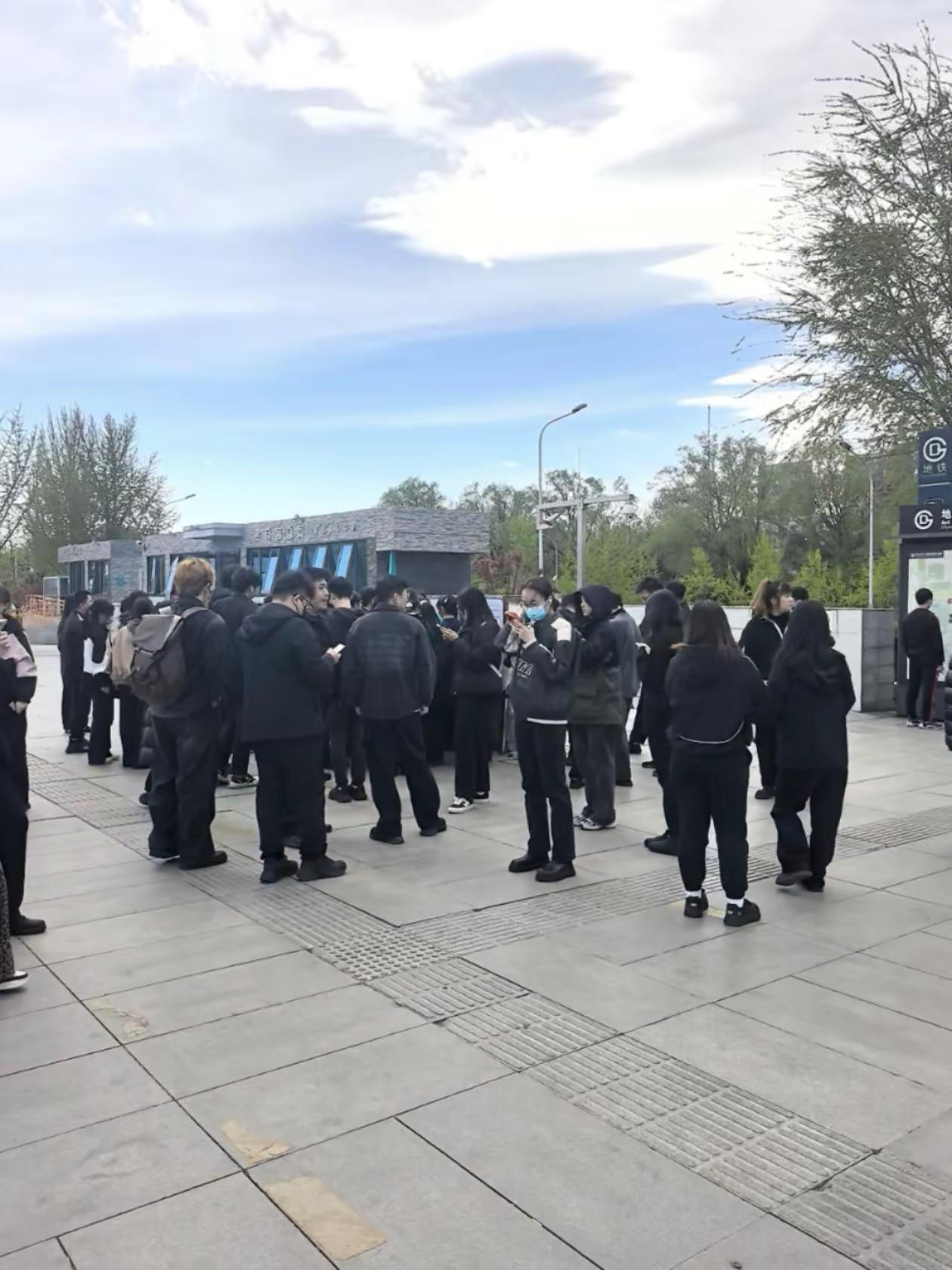 为什么大学生都喜欢穿黑色的衣服啊？ 场面壮观