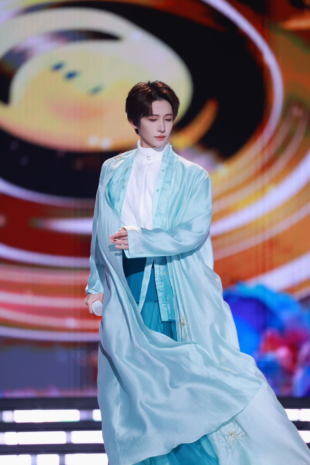#浙江卫视跨年晚会##刘宇梅花三弄戏腔# 被惊艳到了！翩翩少年郎，好好看[爱你]