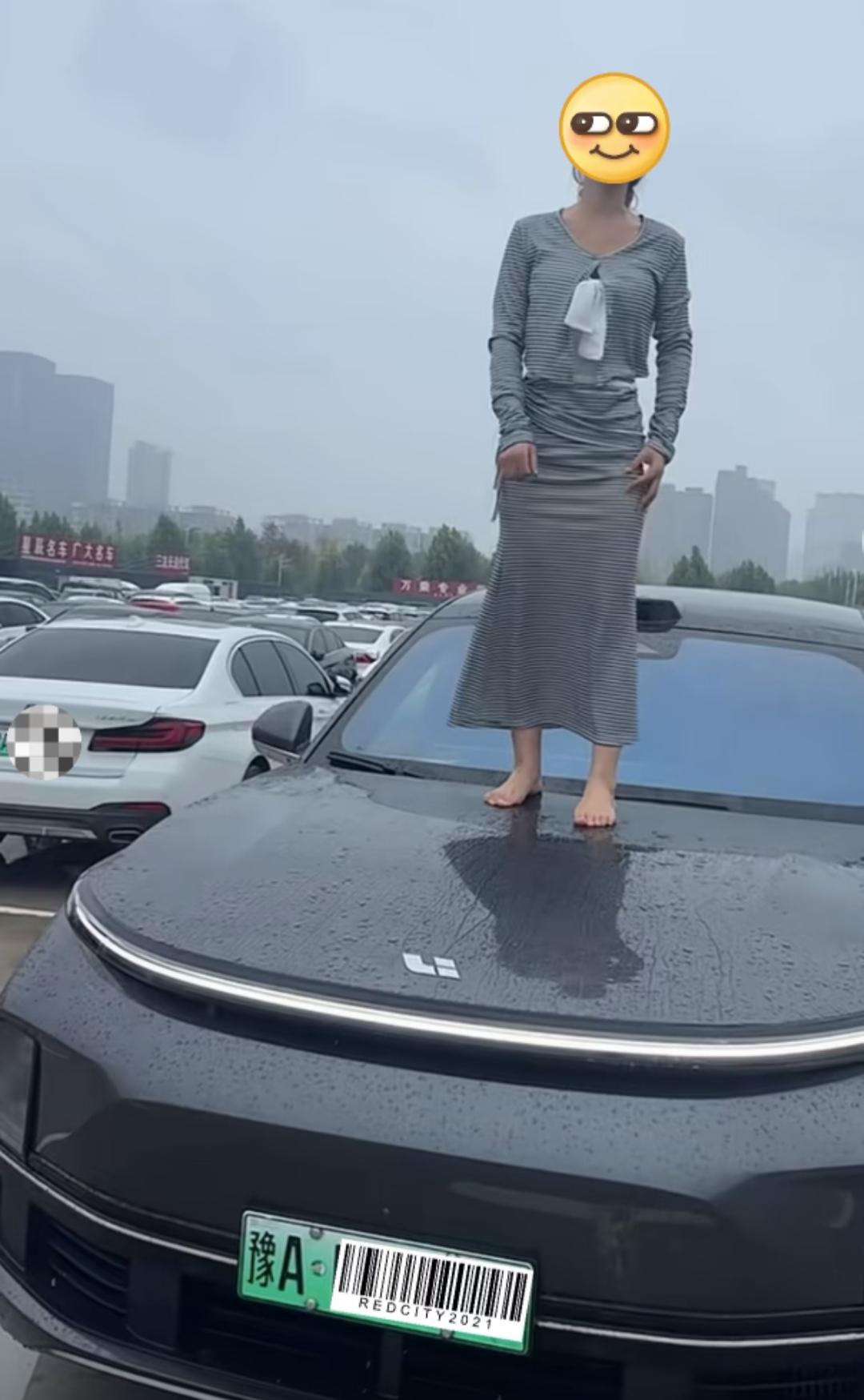 又有女车主站车顶维权了

群众的眼睛都是雪亮的，咱们坐等后续结果。

之前河南特