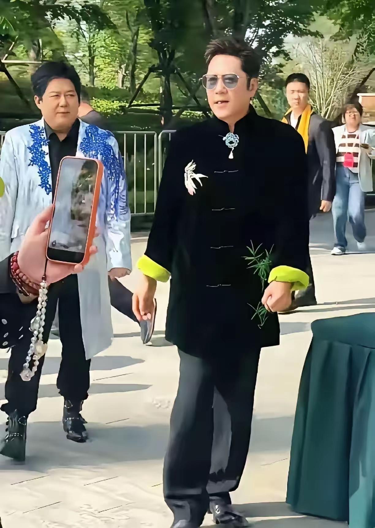 蔡国庆每次出现都让人眼前一亮，他喜欢穿艳色的衣服。蔡国庆演绎《拔根芦柴花》，将江