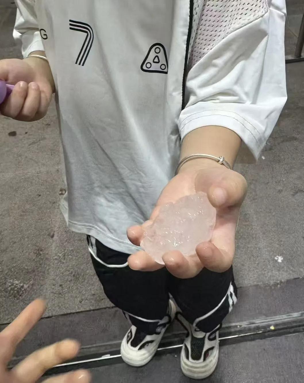 刚刚，温州下冰雹了！好大

刚刚，温州鹿城、瓯北等地遭遇强对流天气，多个区域出现