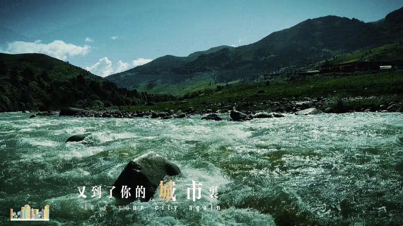 阳光把热梯河水面碎成万千鳞片，水流撞击卵石的沉闷声响，像马蹄踏过冻土。藏青河水在
