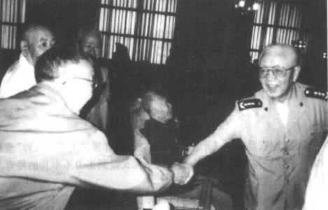 刘忠(左)和刘华清亲切握手。