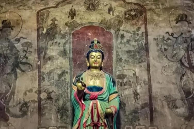 1975年，甘肃5个孩子在大佛寺玩捉迷藏，一孩童藏身佛像时,大殿后墙突然出现一道