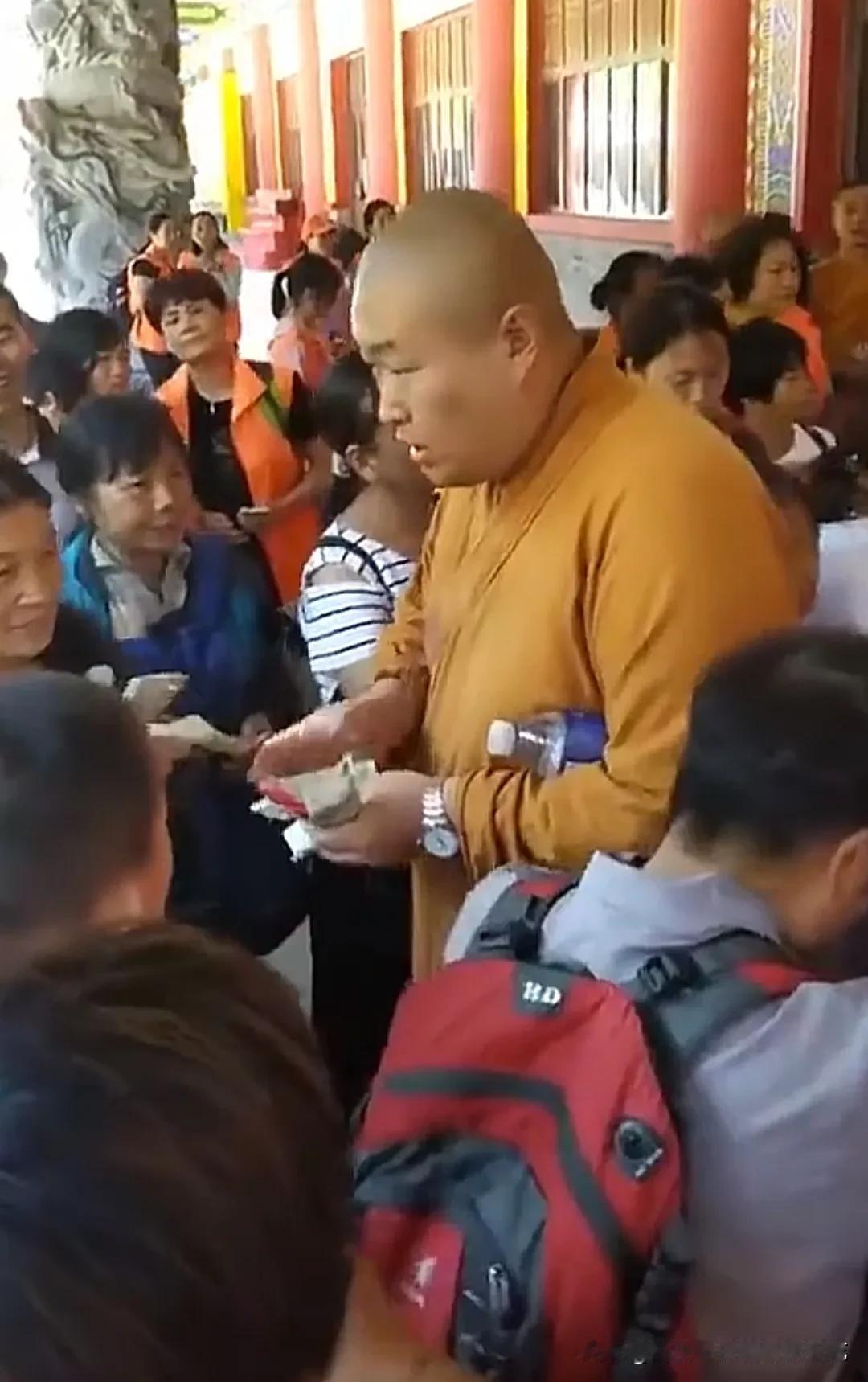 这些大冤种到底为了啥，又能得到啥，这么亢奋的塞钱，到底在图什么呢？有钱花在父母孩