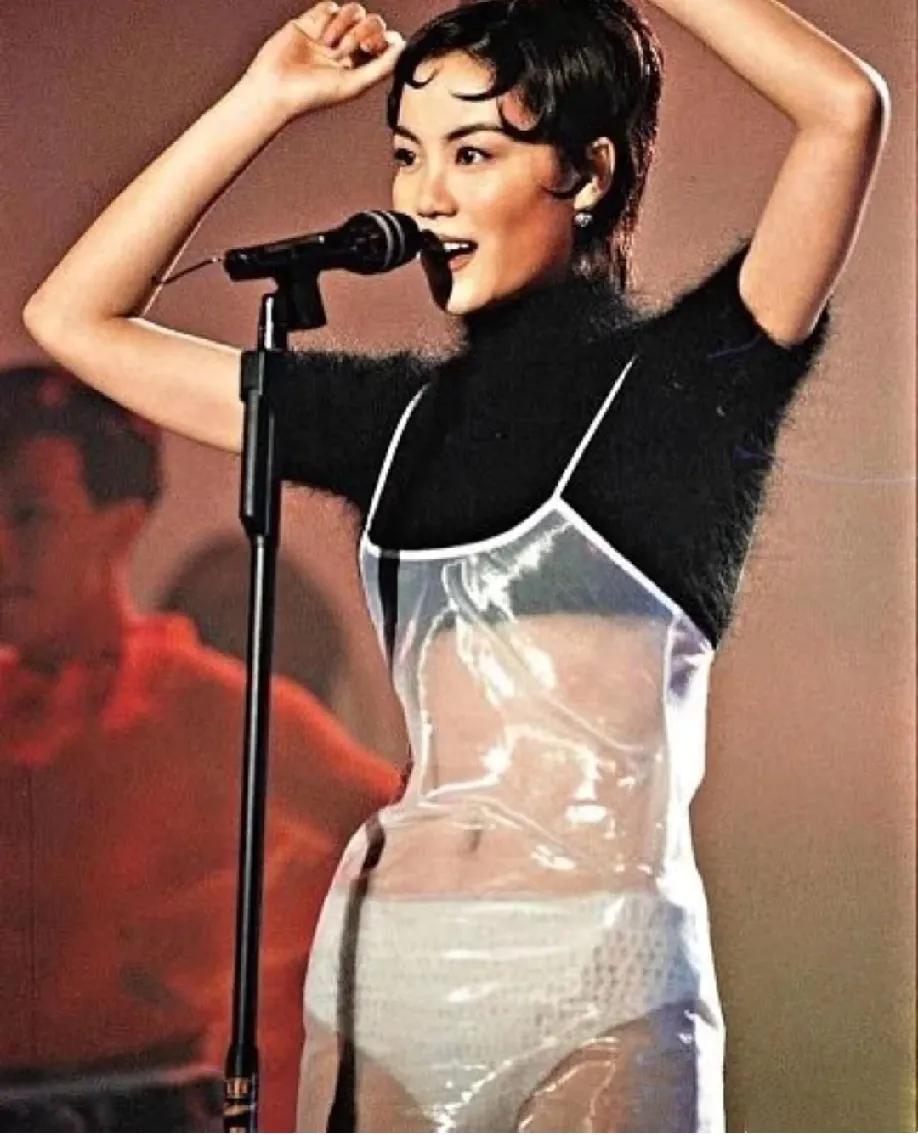 为什么王菲1994年穿透明塑料裙能封神？实在让人摸不着头脑，感觉就像“皇帝的新装