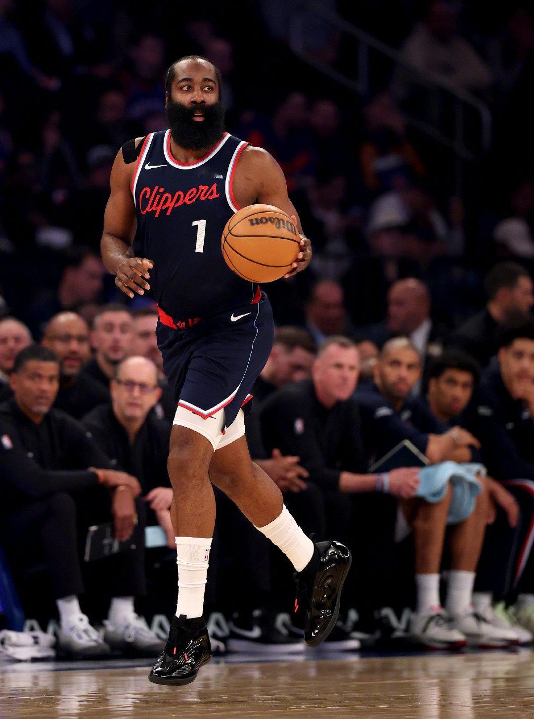 今天哈登命中率挺惨的，只有17中6，其中三分球7中4，得到23分3篮板9助攻1抢